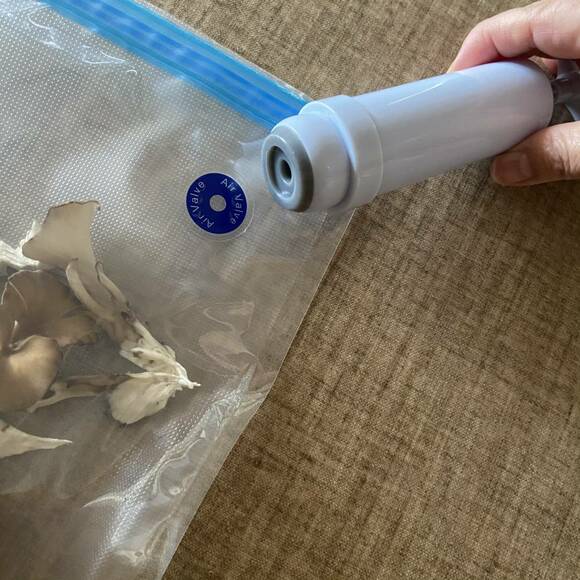 脱気バルブの近くに手動ポンプ