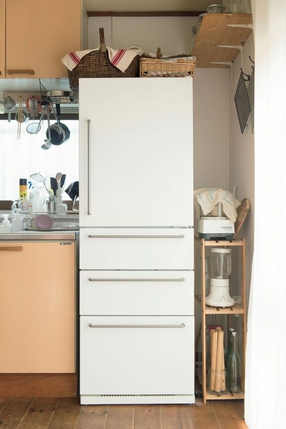 お菓子やラップのストックは 冷蔵庫上のカゴにまとめる