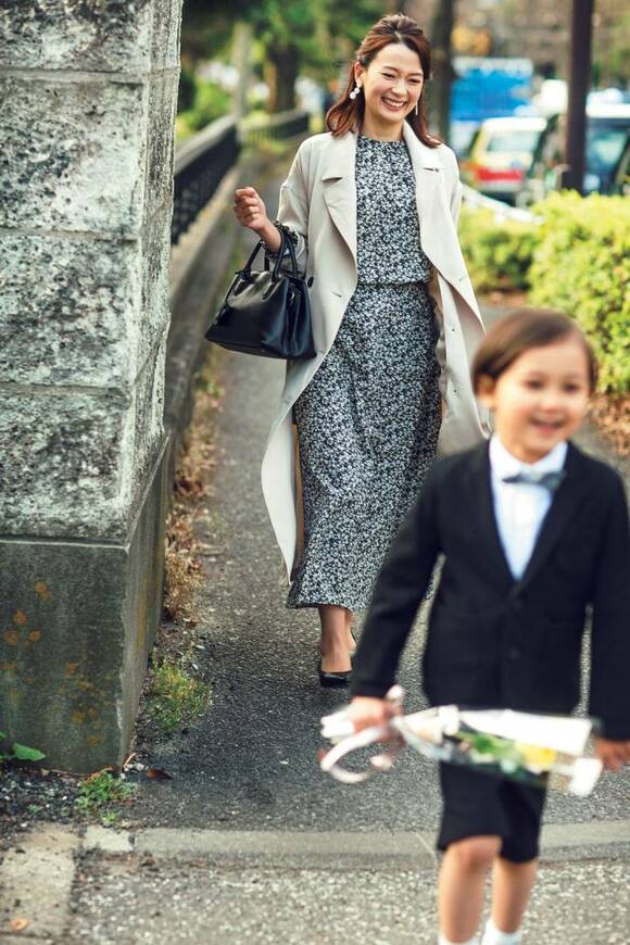 走る女性と子ども