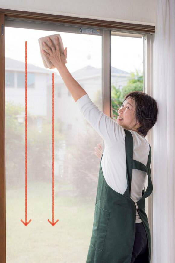 水でゆるく絞った古タオルでふく