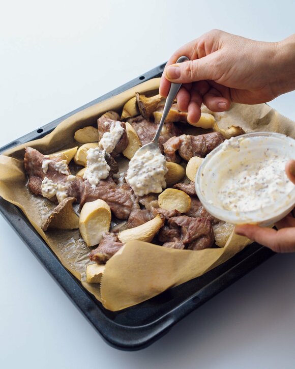 オーブントレイにチーズをかける様子