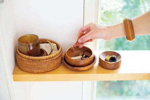 カゴにアクセサリー類