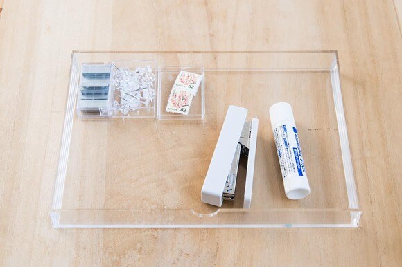 こまかい文具はアクリルケースに