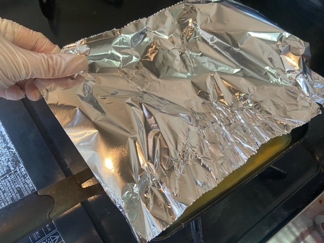 卵焼き器にアルミホイルをかぶせる