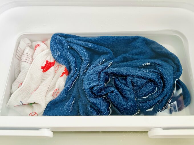 お湯につけて生乾き臭を防ぐ