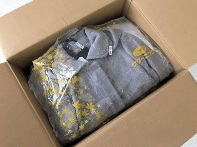 箱にビニールに入った衣類