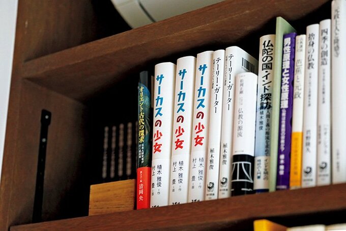 書棚には夫の著作がずらりと並ぶ