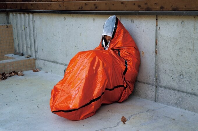 EDCの道具があれば、こうして夜も体温を逃さずに休むことができる