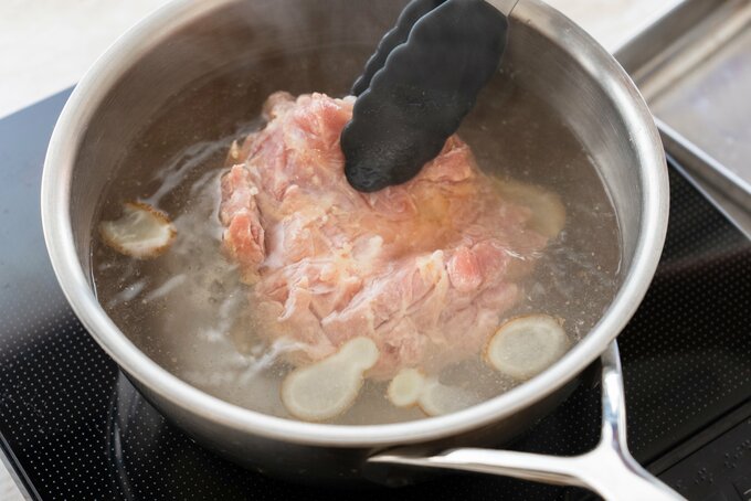 鍋に水、酒、しょうが、鶏肉を入れ、中火にかける。ひと煮立ちしたら弱火にし、途中アクを取りながら、15分ほど煮る。