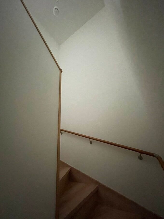 薄暗い階段