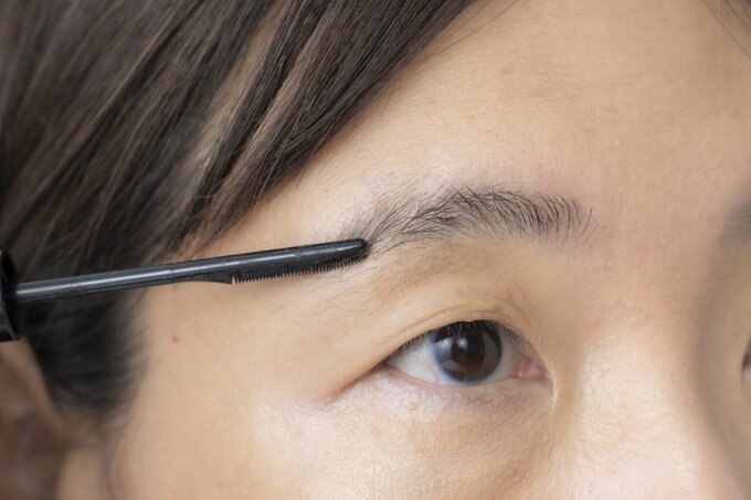 マスカラを眉尻へ
