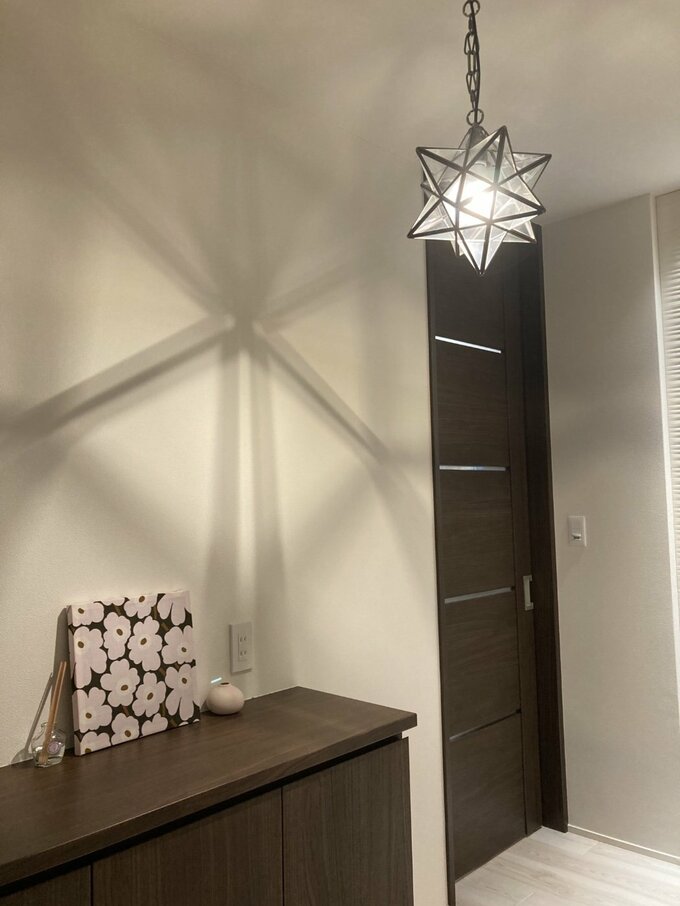 玄関内の照明が点灯した状態