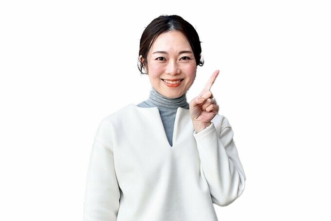 右上を指差して微笑む女性
