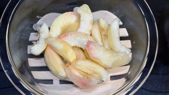 レモン汁をかけた桃