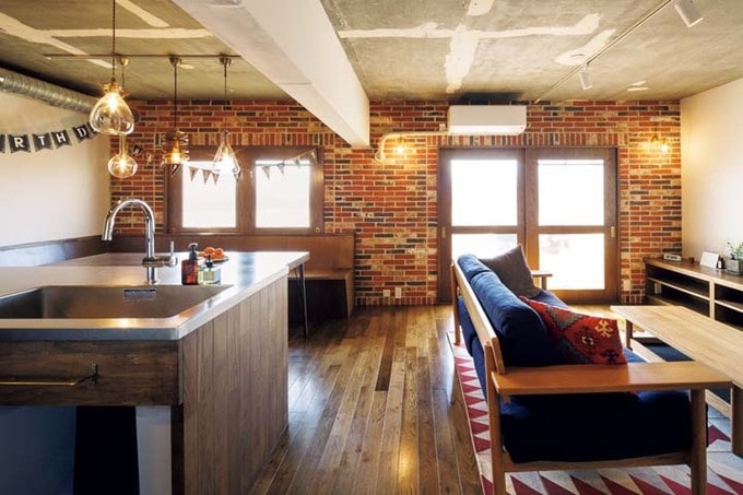 コンクリートやレンガなど素材感あふれるLDK