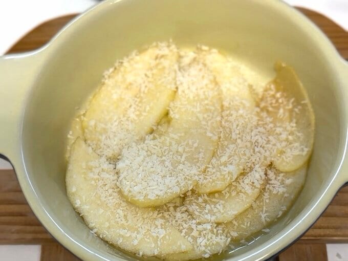 鍋に敷いたリンゴ