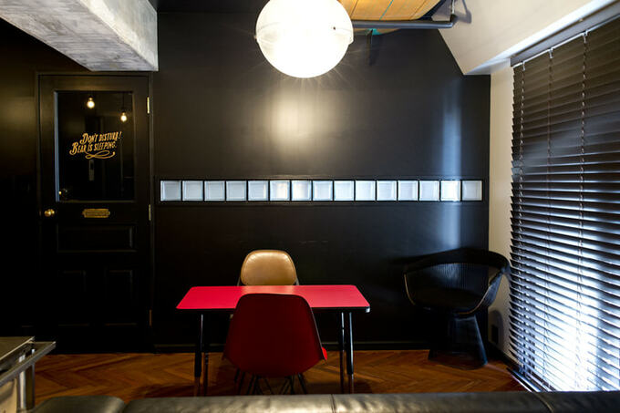 個室との壁にガラスブロック