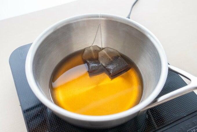 鍋に湯とティーバッグが入っている