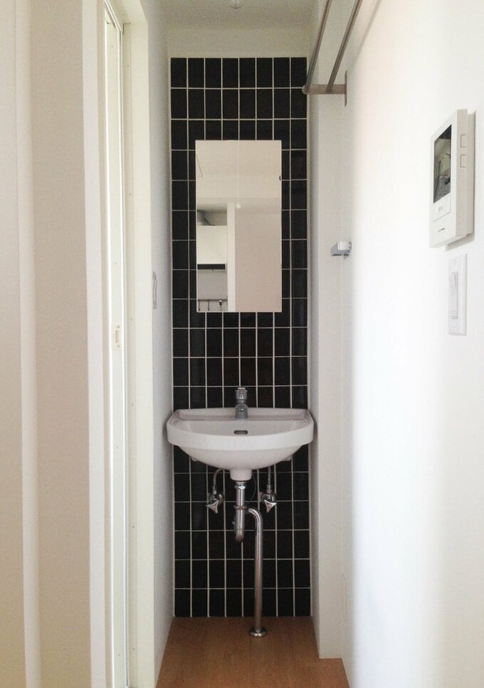 同じタイプの洗面に別のタイルを張った事例