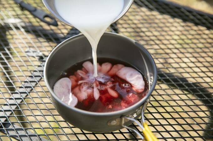 お鍋に牛乳を注ぐ