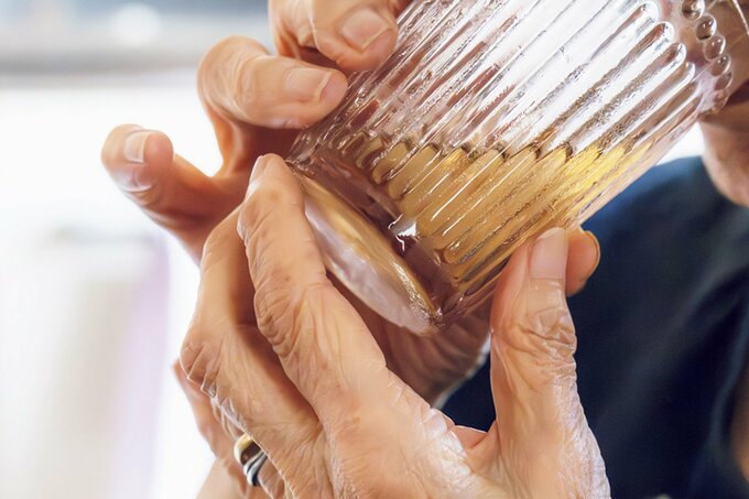 お茶を飲んでいる様子