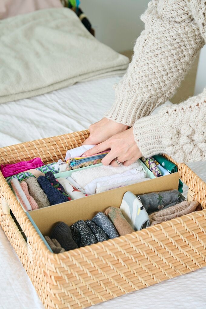 「無印良品」のラタンカゴに靴下を入れているところ
