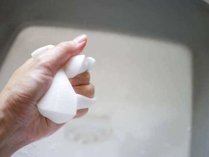 スポンジを絞る