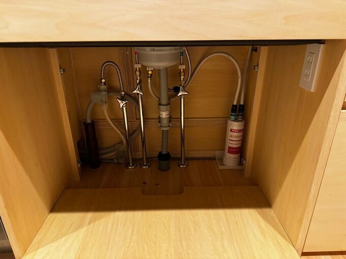 シンク下の壁を外したところ