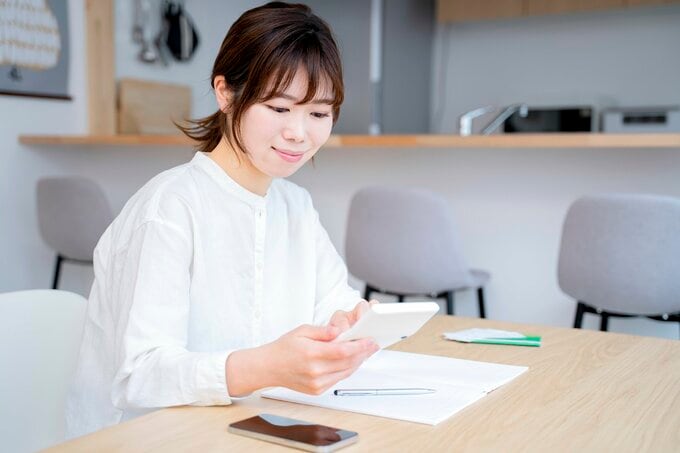 お金を貯める女性