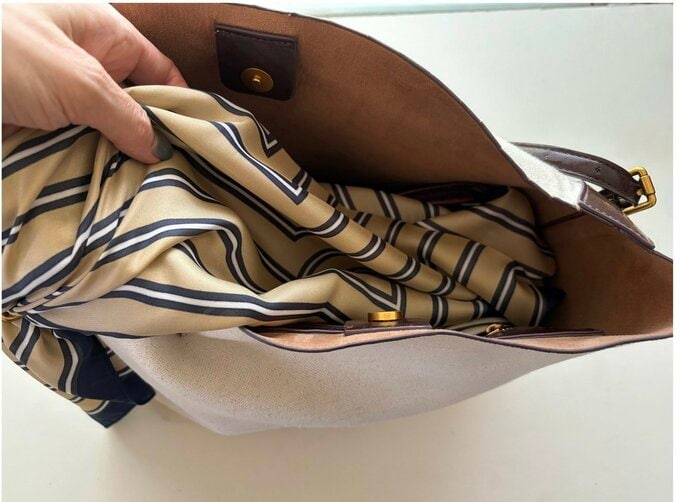 ベージュのスカーフ