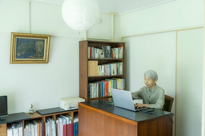 77歳、団地で「1日1000円の」ひとり暮らし。デスクと椅子写真
