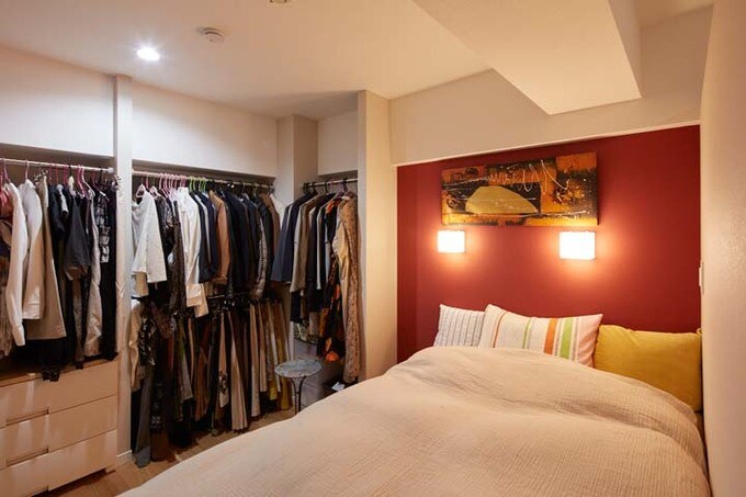 赤がテーマカラーの寝室