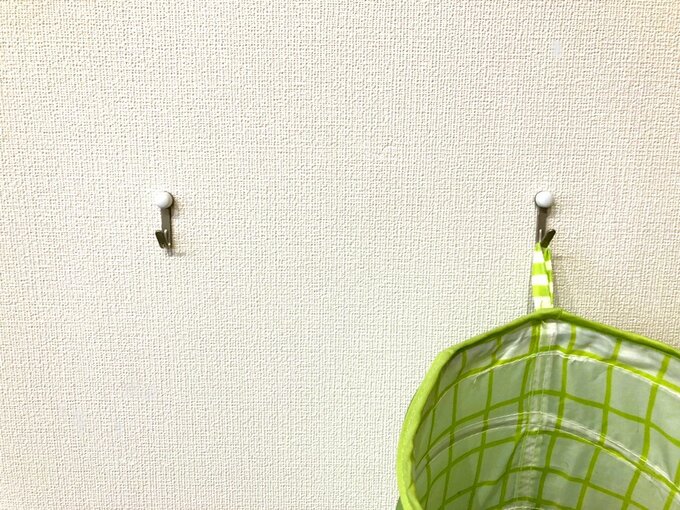 子どものオモチャ入れをつるしているフック