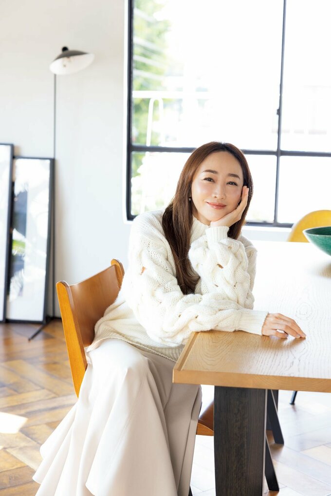 椅子に座る女性