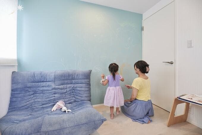 子ども部屋で親子が楽しくお絵かき