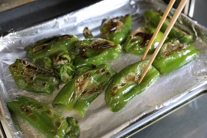 トースターのトレイにピーマン