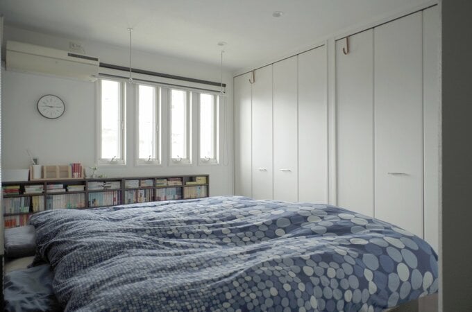 シングルベッドを2台並べた寝室