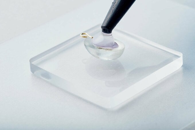 裏面にレジンを盛ってLEDライトを照射する