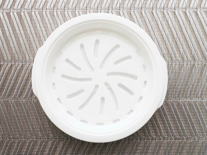 トレーに水を入れた様子