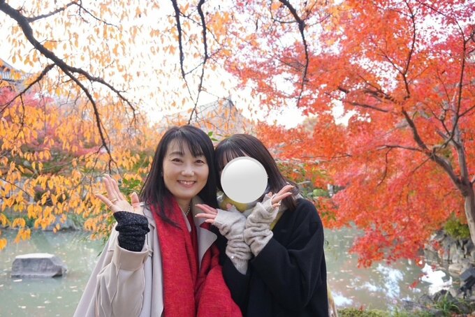 冬場は黒・茶・グレー・紺の服にストールを合わせ、彩りを加えます