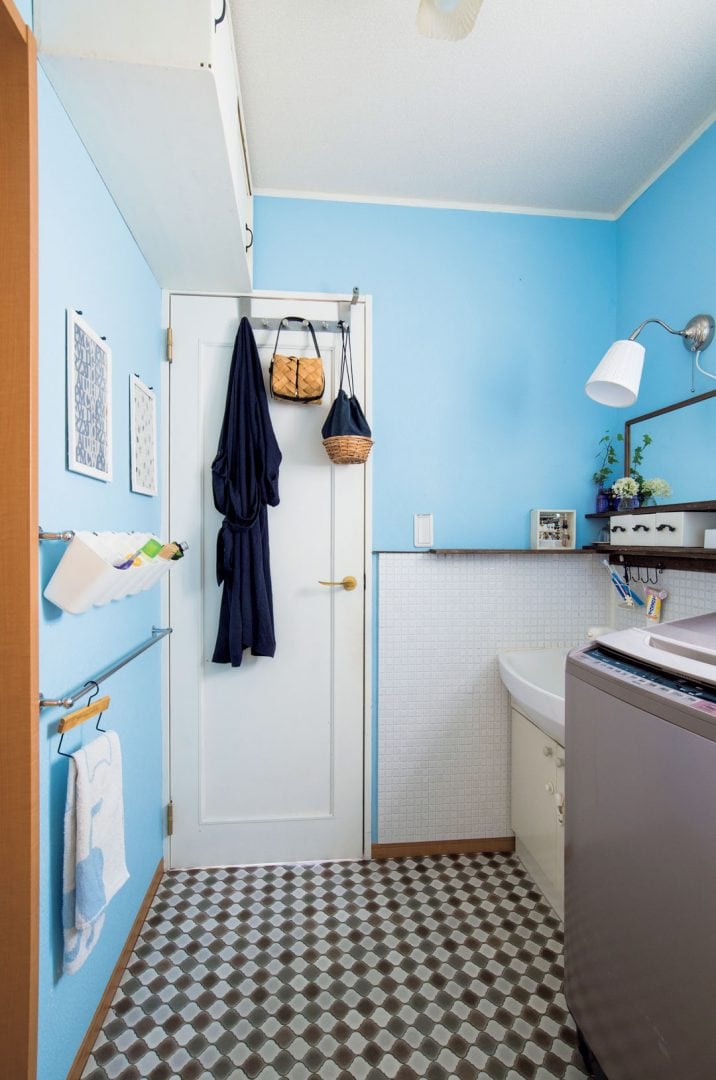 狭い洗面所が 棚とフックで使いやすくおしゃれに変わった Esseonline エッセ オンライン