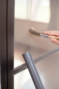 ペンキ用ブラシを網戸に当てホコリをかき出します