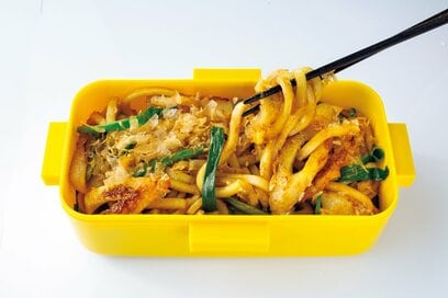 100円台でできる焼きうどん弁当。節約食材「ちくわ」のおかげでうま味たっぷり