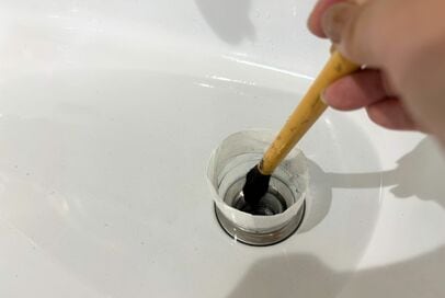 墨汁まみれの筆洗いは、ペットボトルが便利。子どもが持ち帰った強敵「習字セット」簡単リセット術