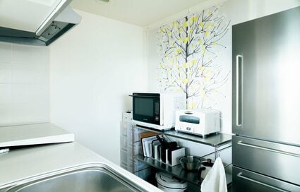 食器棚もゴミ箱もベッドも処分。少ないもので不便なく暮らす