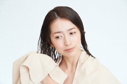 秋は抜け毛と乾燥に要注意。髪が若返る魔法のセルフケア法