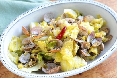 春キャベツとアサリの酒蒸し。甘みとうま味がたまらない、今が旬のレシピ