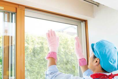 窓や網戸の汚れをガッツリ落とす。家事えもんの「最小限」大掃除テク