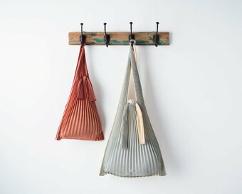 エコ素材のプリーツバッグ。2リットルペットボトルが4本入る！