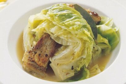 キャベツ丸ごと1個でつくるスペアリブの蒸し煮。クタクタのキャベツがうま味たっぷり